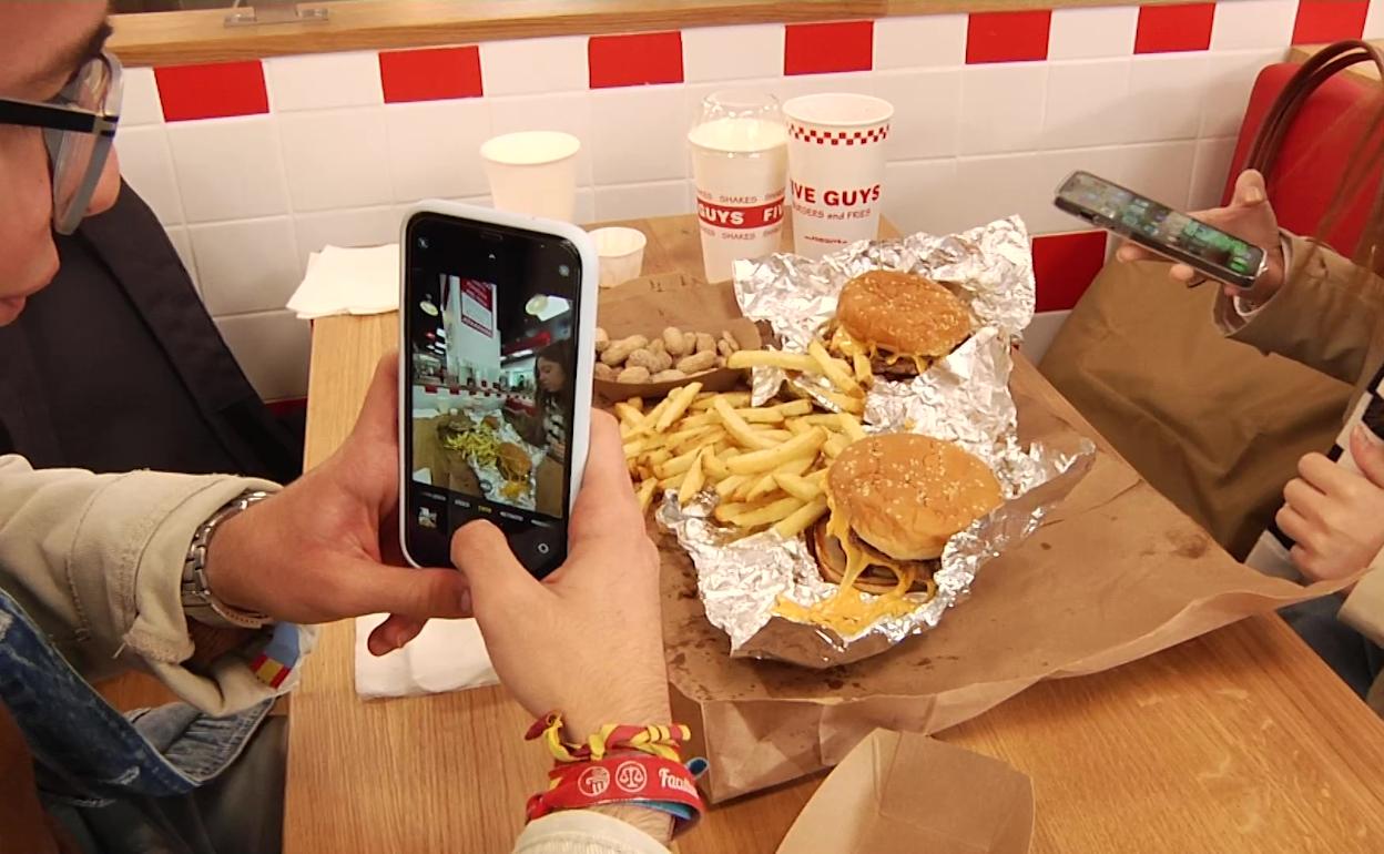 Máxima expectación en la apertura de Five Guys en Murcia La Verdad